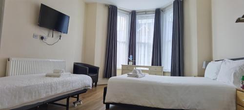 Entire 2 bedroom Apt in central location Newly Refurbished — 4-Star Luxury Hotel in Plymouth, United Kingdom