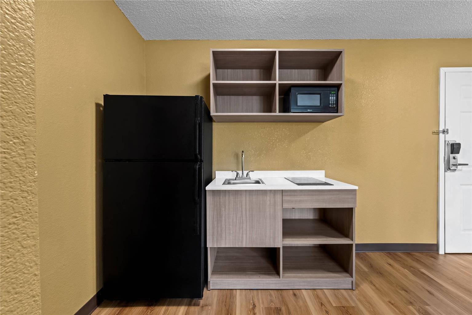 Suburban Studios Charlotte Executive Park - photo 18