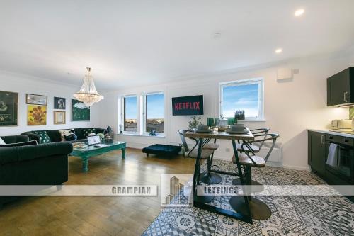 Bohemian Raphsody Apartment Grampian Lettings Ltd — 4-Star Luxury Hotel in Aberdeen, United Kingdom