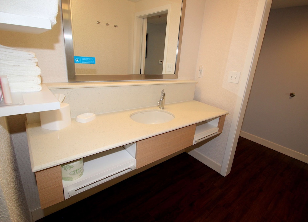 Hampton Inn Suffolk - photo 35