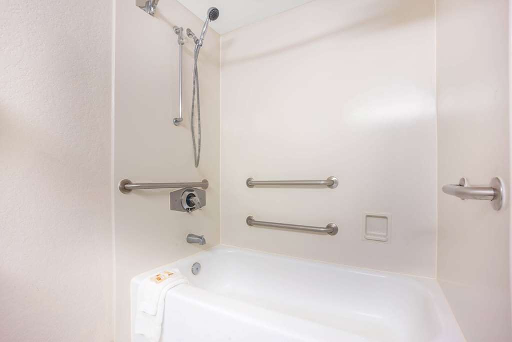 La Quinta Inn & Suites by Wyndham Seattle Sea Tac Airport - photo 20