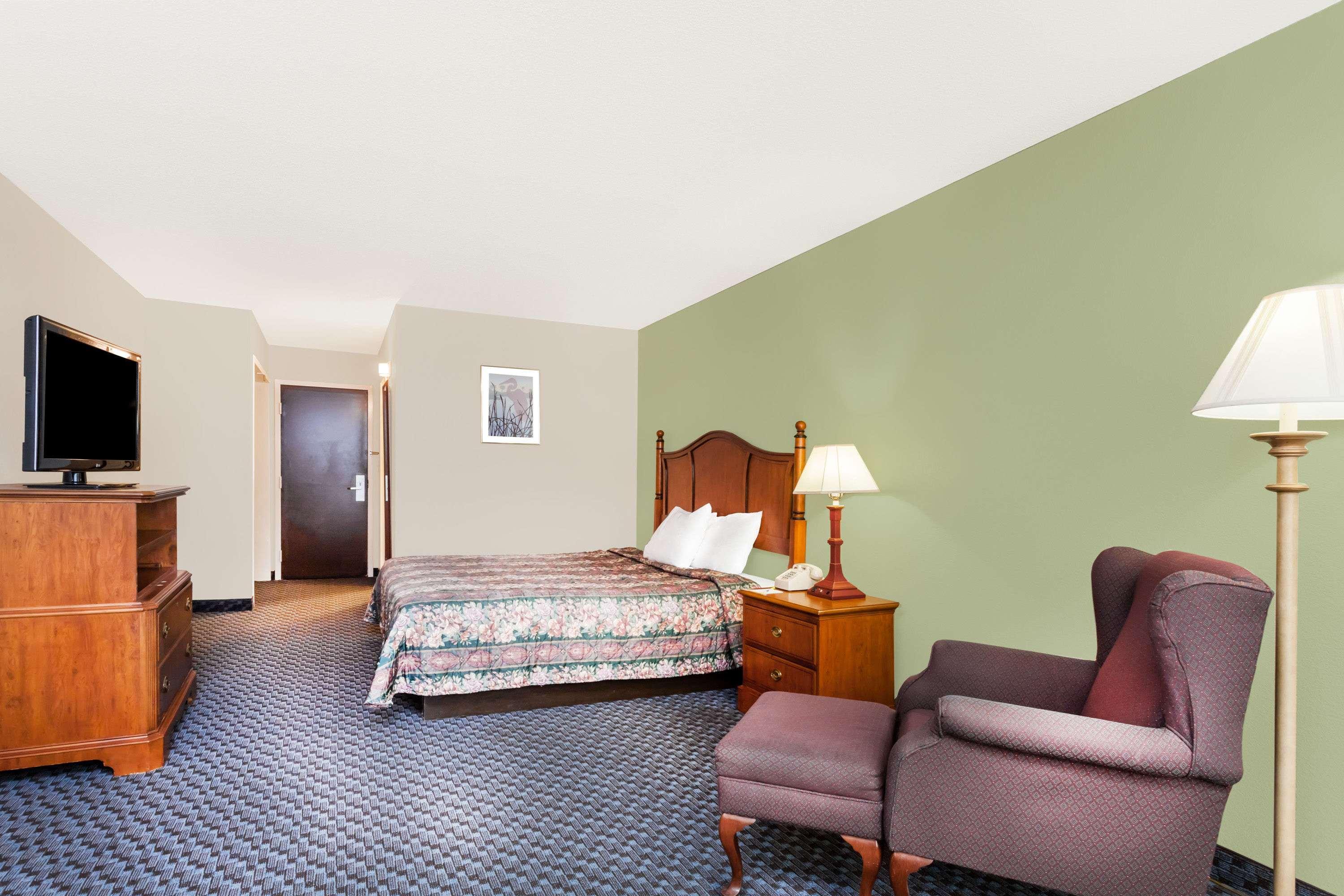 Days Inn and Suites SE Columbia Ft Jackson - photo 11