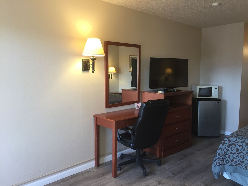 Days Inn by Wyndham Mesa East - photo 8