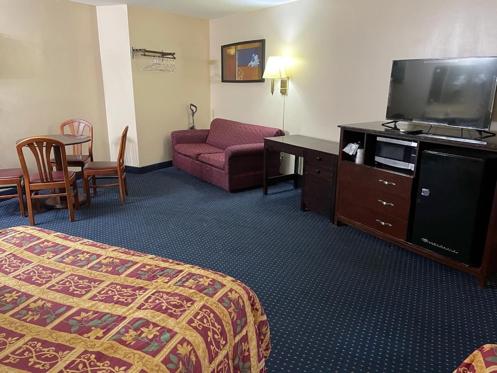 American Inn & Suites - photo 12