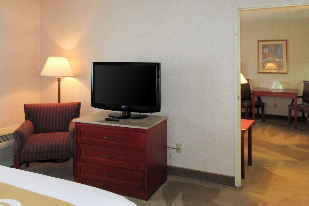 Quality Inn & Suites Albuquerque Midtown University Area - photo 16