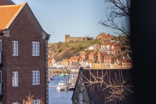 Sugar Reef A Fantastic Modern House with Garden Free Parking for 2 cars Electric Vehicle Point Whitby Beach Shops Bars Restaurants just a 10 minute walk away Maximum Occupancy 4 Guests — 4-Star Luxury Hotel in Whitby, United Kingdom