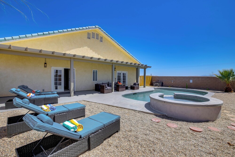 Spacious Desert Gem Hot Tub Fire Pit Mtn Views — Desert Hot Springs