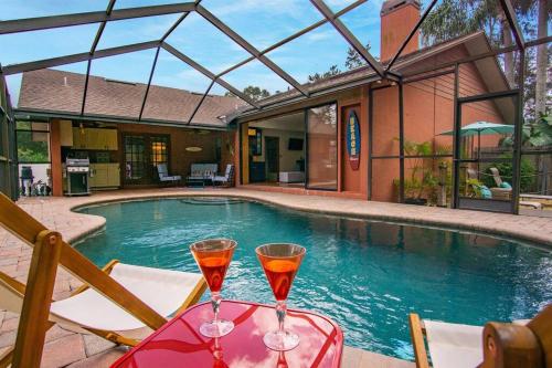 Family Friendly Pool Paradise Retreat Near Beaches — hotel in Palm Harbor