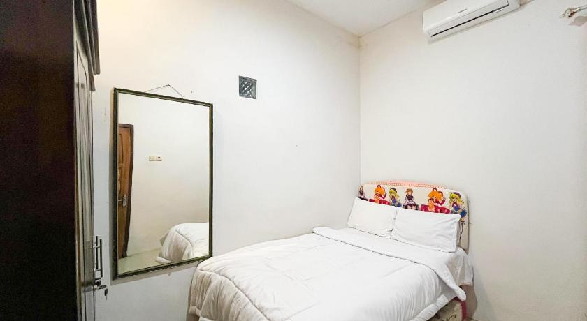 Oma Kost 3 Probolinggo Mitra RedDoorz in Probolinggo, Indonesia