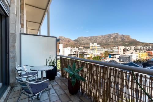 Stylish De Waterkant Loft with Pool Parking and Table Mtn Views — 4-Star Luxury Hotel in Cape Town, South Africa