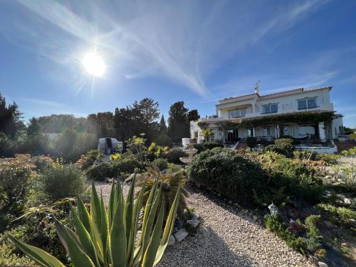 233 Casa Galo Verde Apartments — 4-Star Luxury Hotel in Porches, Portugal