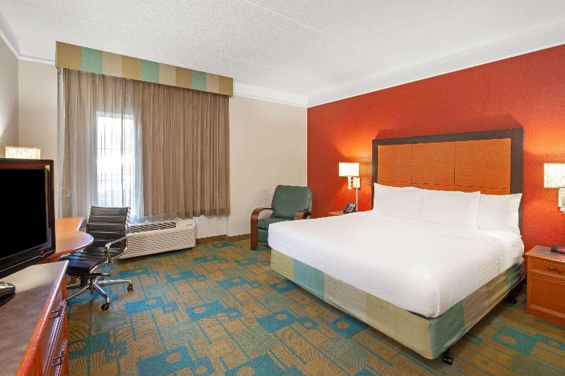 La Quinta Inn & Suites Houston Galleria Area - photo 10