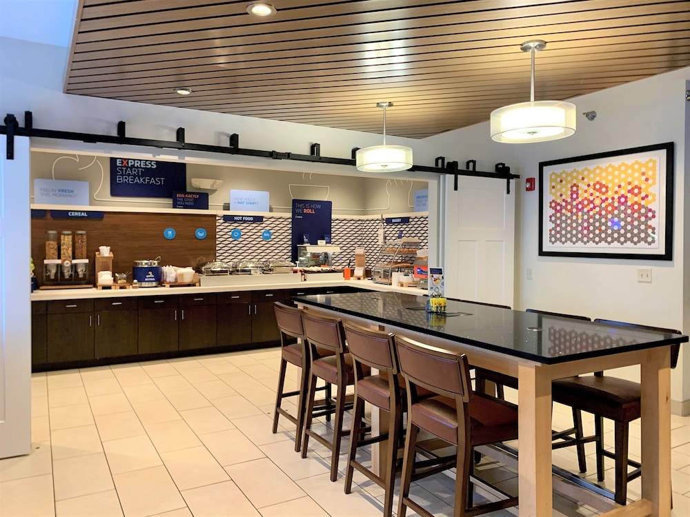 Holiday Inn Express & Suites Chicago Libertyville by IHG - photo 38