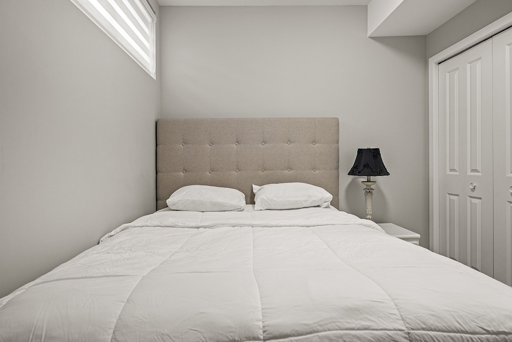 2 Bedrom 3 Beds Suite — 4-Star Luxury Hotel in Calgary, Canada