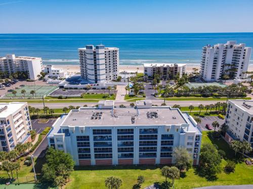 Stunning 22 Condo with peek a boo views of the ocean across the street. OW1 505 — 4-Star Luxury Hotel in New Smyrna Beach, United States
