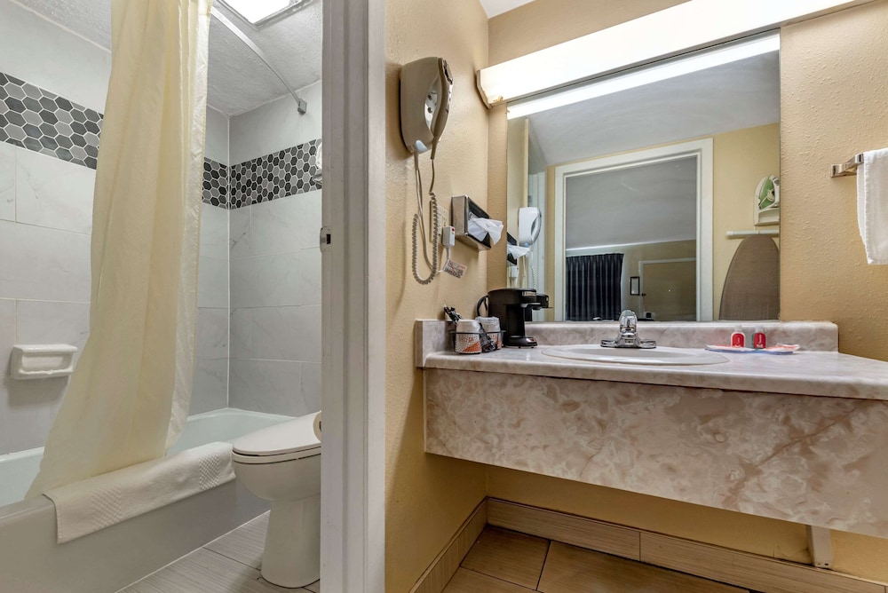 Econo Lodge Erlanger Cincinnati Airport - photo 17