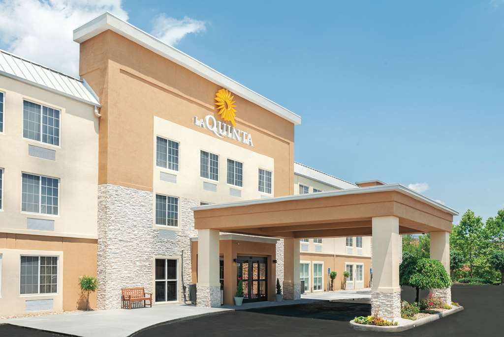 La Quinta Inn & Suites by Wyndham Knoxville North I 75 - photo 2