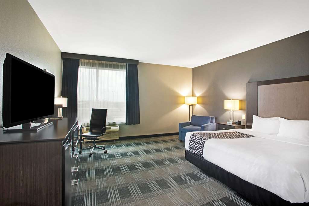 La Quinta Inn & Suites by Wyndham Victoria South - photo 28
