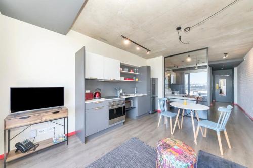 605 WEX1 Designer Studio With Pool and Onsite Parking
