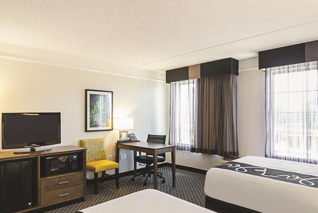 La Quinta Inn & Suites by Wyndham San Antonio Riverwalk - photo 15