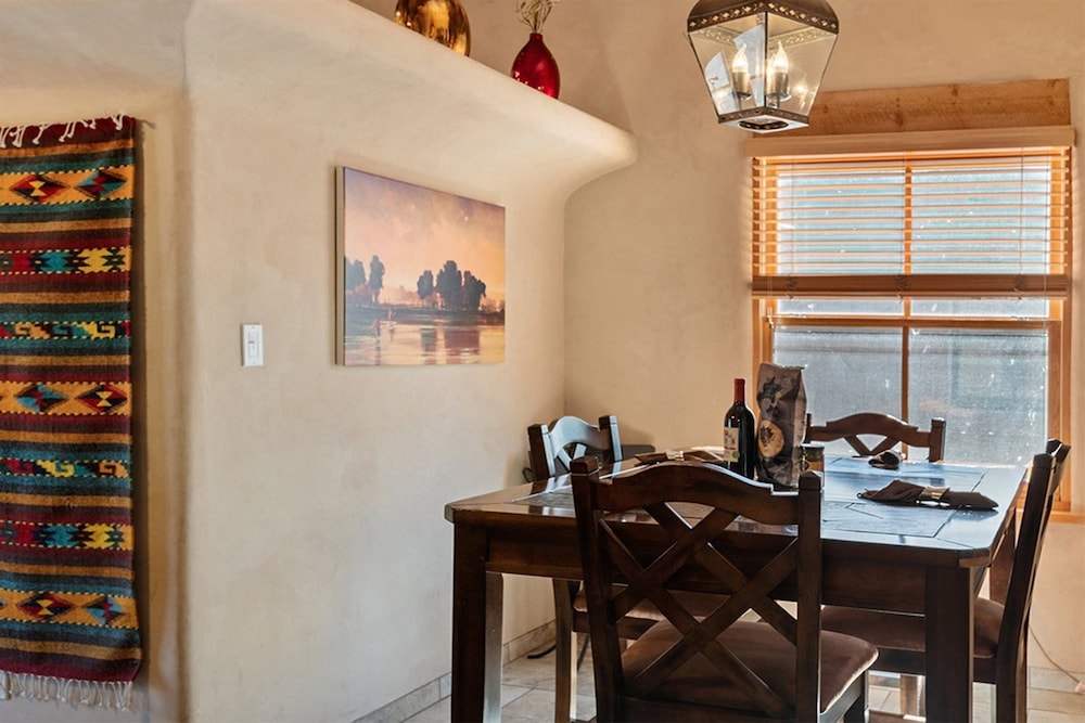 Kiva Stunning & Lovely With Kiva Fireplace Walk to the Plaza and the Railyard - photo 9
