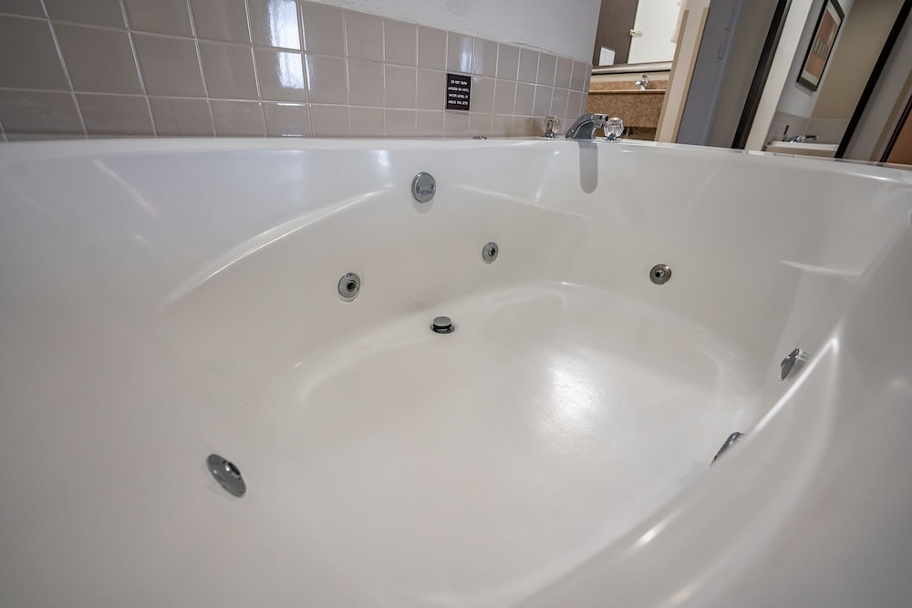 Christopher Inn and Suites - photo 18