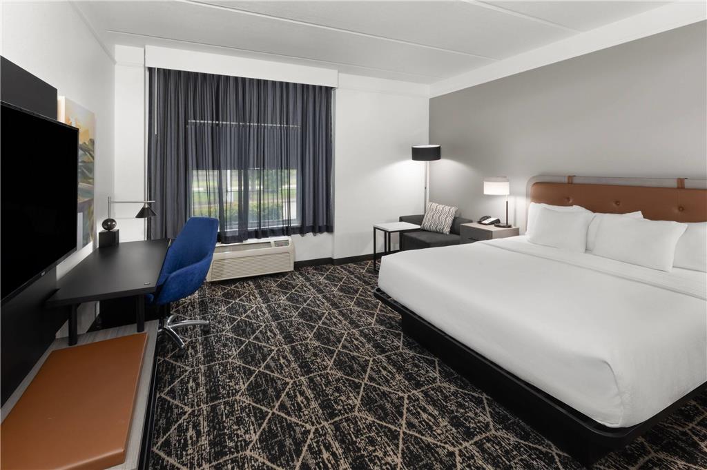 La Quinta Inn & Suites by Wyndham Houston Bush IAH South - photo 20