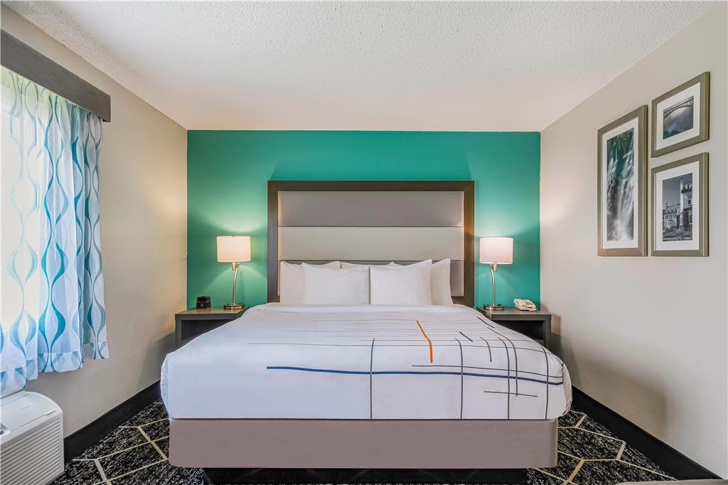 La Quinta Inn & Suites by Wyndham Batavia - photo 23