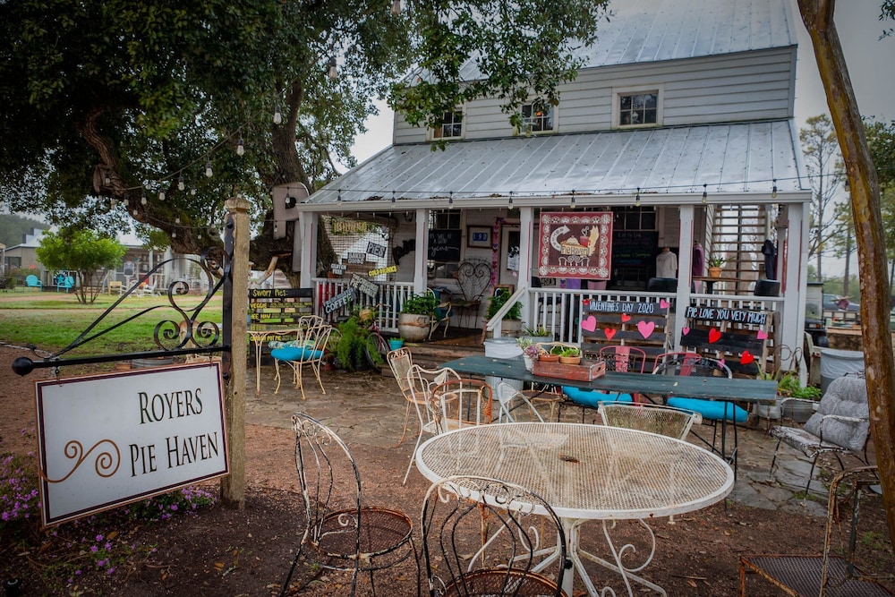 Round Top Hotel - photo 10