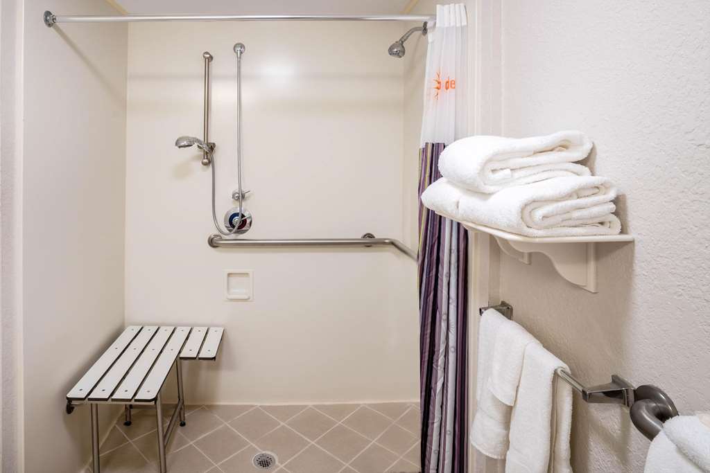 La Quinta Inn & Suites by Wyndham Nashville Airport Opryland - photo 42