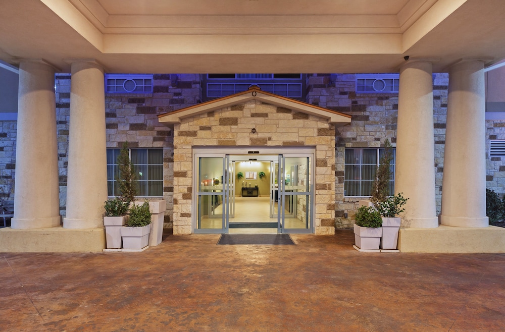 Holiday Inn Express Hotel & Suites Brady by IHG - photo 29