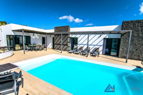229 Villa Lanson by Villas Now Ltd — 4-Star Luxury Hotel in Playa Blanca, Spain