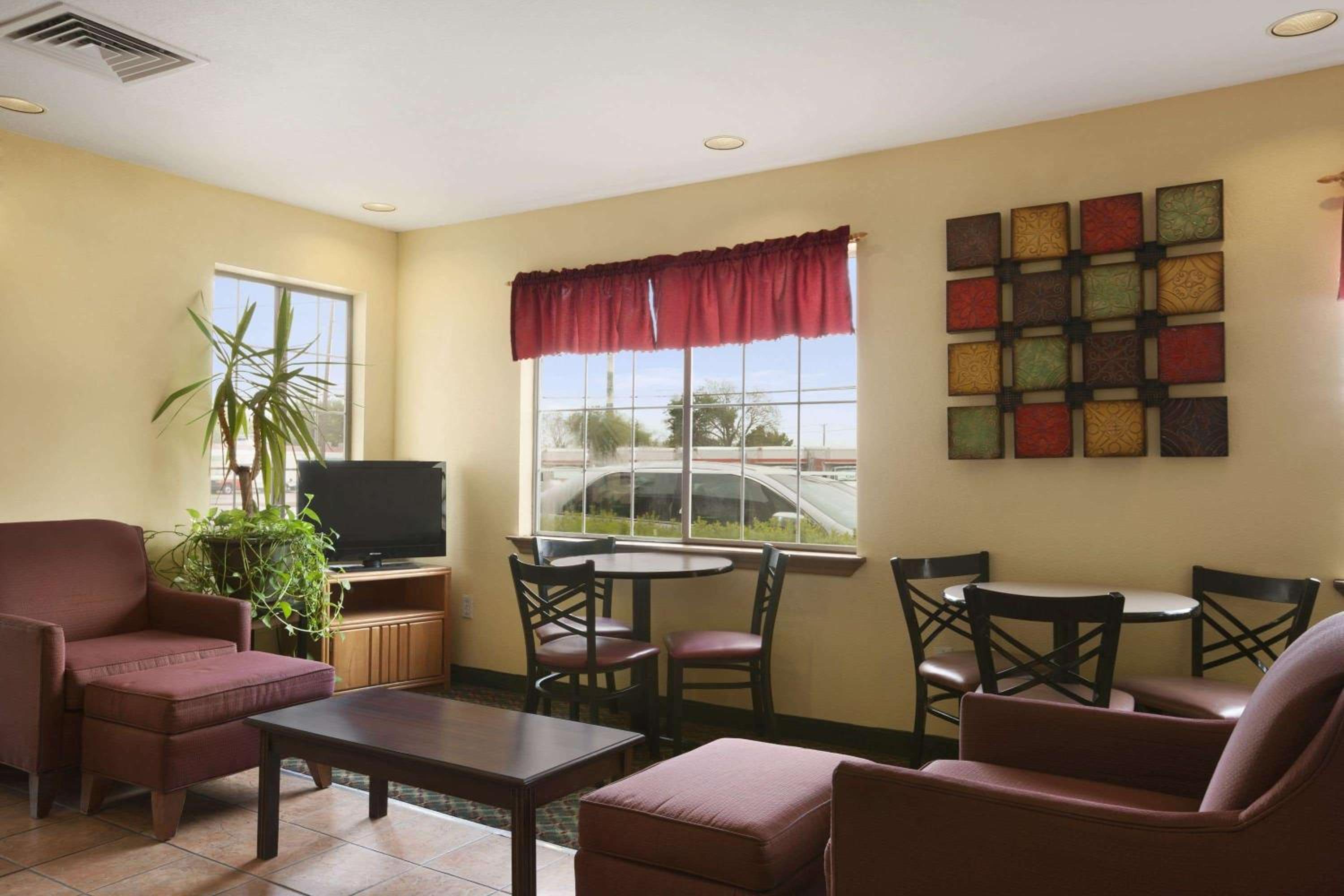 Howard Johnson by Wyndham Grand Prairie Near Lone Star Park - photo 24