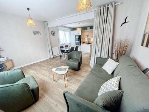 Appartement Jullouville 3 pièces 6 Personnes FR 1 361 85 — 4-Star Luxury Hotel in Jullouville, France