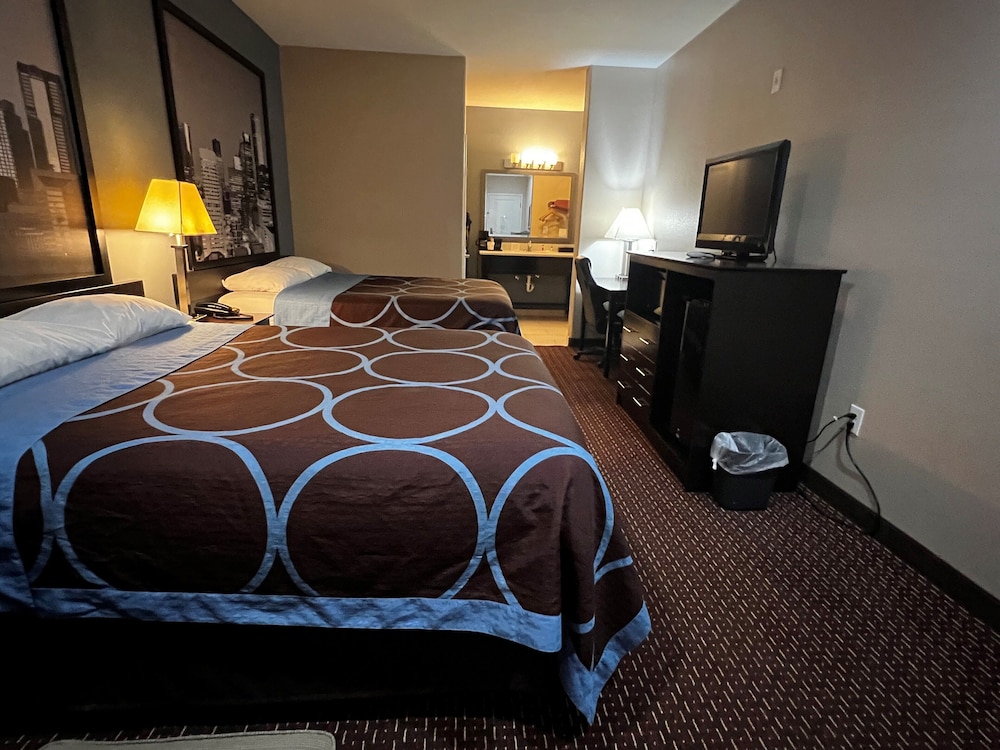 Super 8 by Wyndham Center - photo 23