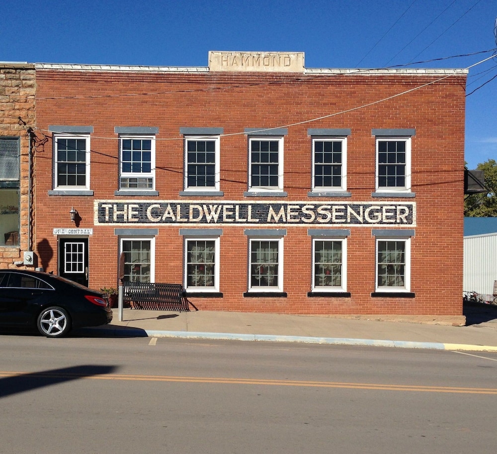 Caldwell Messenger Suites - photo 17