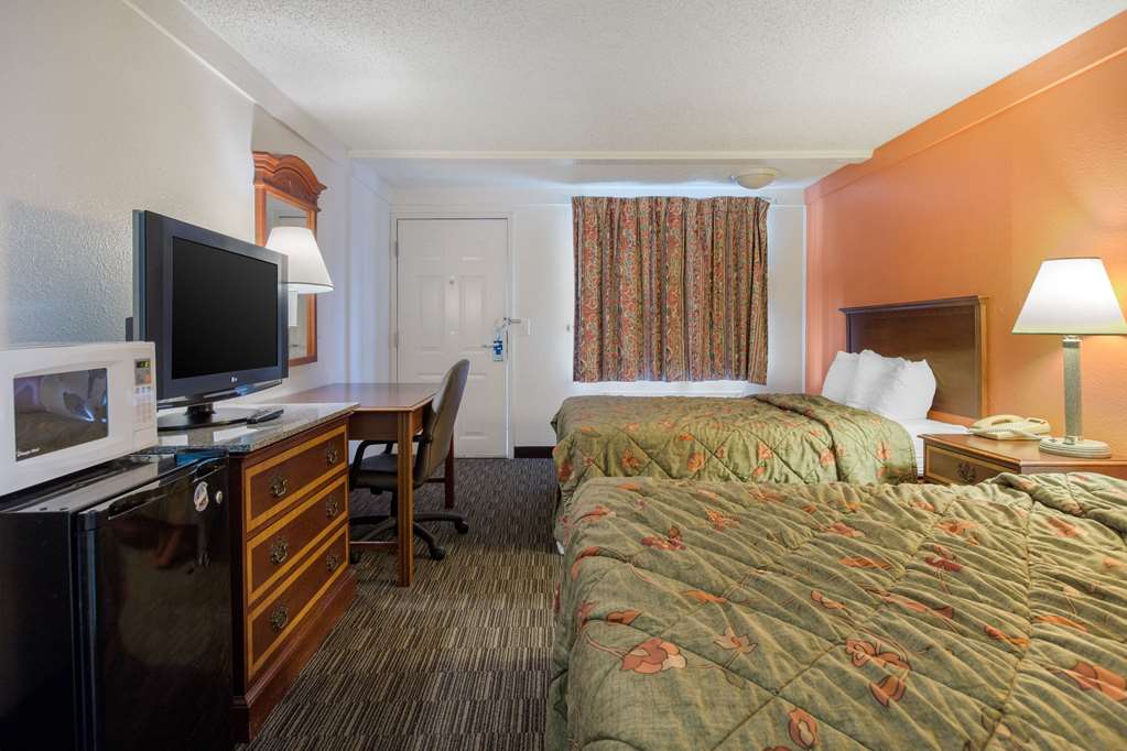 Rodeway Inn Auburn Hills Detroit - photo 10