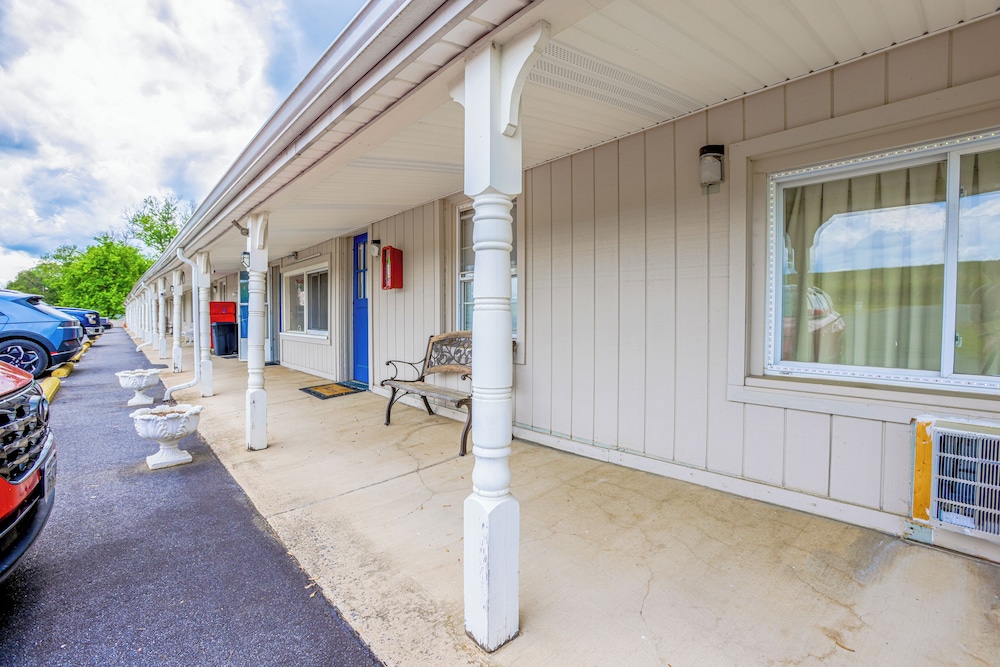 Relax Inn By OYO Natural Bridge I 81 - photo 35