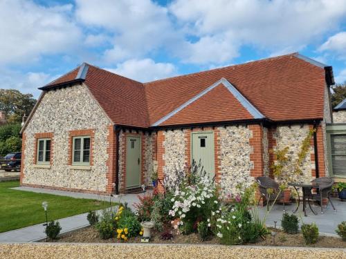Blundens Holiday Lets Dawmill — 4-Star Luxury Hotel in Chichester, United Kingdom