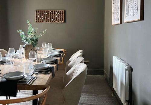 Fern Lodge by Birch Stays — 4-Star Luxury Hotel in Rhosneigr, United Kingdom