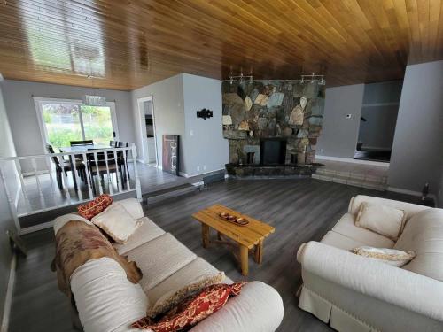 Specious Kamloops House for relaxation with great view in prestigious Sahali. — 4-Star Luxury Hotel in Kamloops, Canada