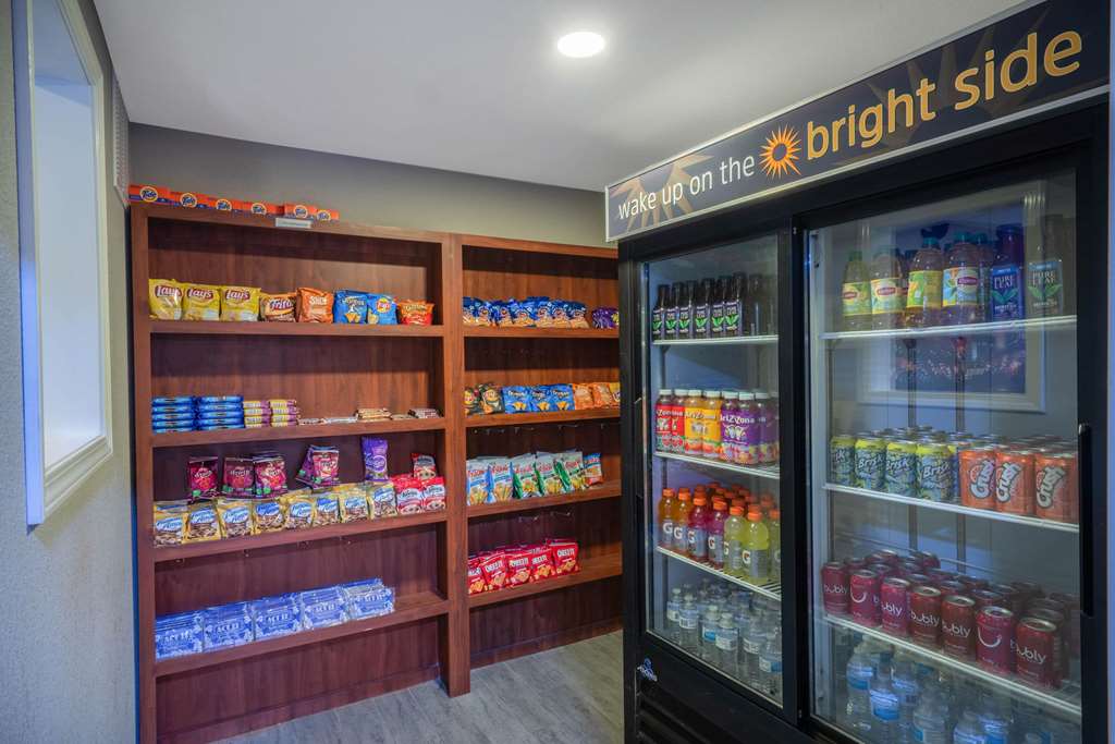 La Quinta Inn & Suites by Wyndham Memphis Airport Graceland - photo 51