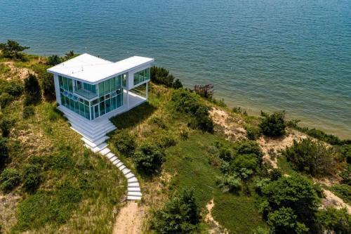 Waterfront Hot Tub Sauna Private Beach — 4-Star Luxury Hotel in Wellfleet, United States