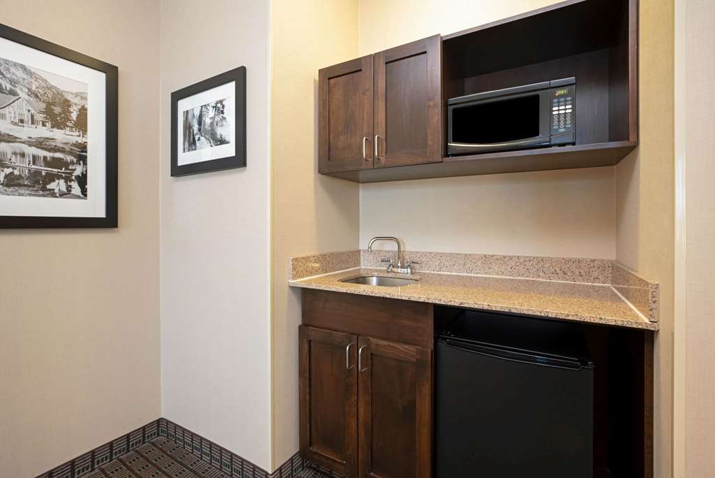 La Quinta Inn & Suites by Wyndham Bellingham - photo 57
