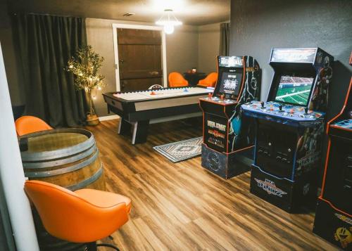 Vibrant Forest Retreat Game Room Spa Fire Pit Sleeps10 — hotel in Spirit Lake