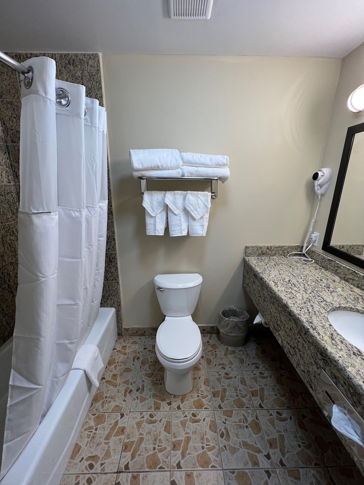 Travelodge by Wyndham Ozone Park - photo 23
