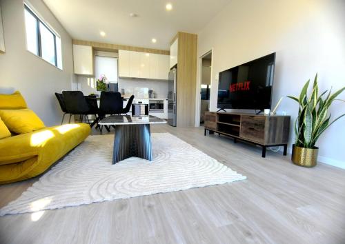 Stylish 4BR Home Netflix Walk to Eateries and Schools — 4-Star Luxury Hotel in Auckland, New Zealand