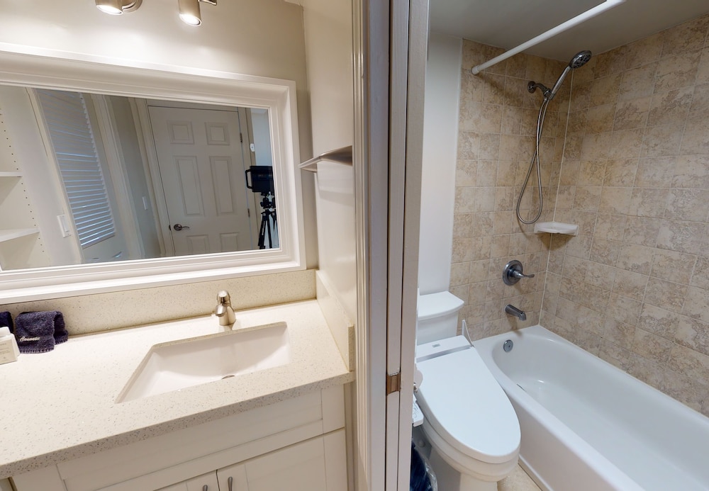 Sleek & Modern 32nd Floor Condo at the Waikiki Banyan Free parking by Koko Resort Vacation Rentals - photo 15