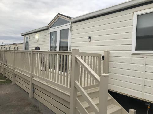 Hot Tub Accommodation North Wales Caravan — Rhyl — photo 5