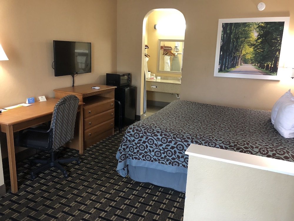 Days Inn by Wyndham Columbus — hotel near Golden Triangle Regional Airport
